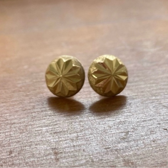 14k yellow gold stud earrings - Picture 2 of 6